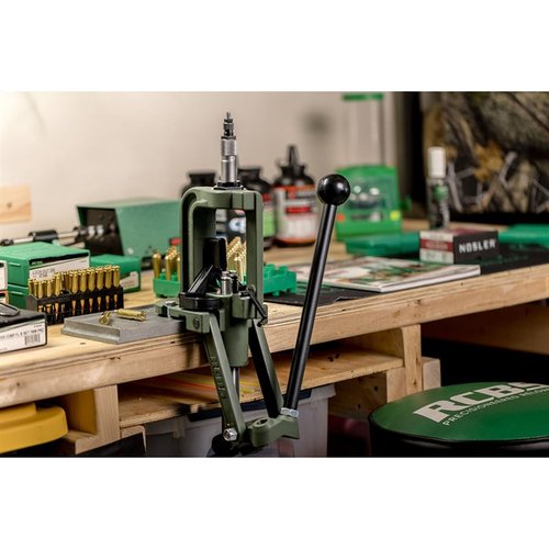 RCBS Rock Chucker Supreme Press i O.D. Green tilbyr en romslig 4,25" lastingsvindu, ambidextrous håndtak og solid konstruksjon for effektiv omforming av hylser.