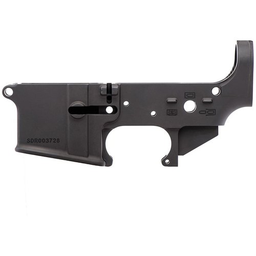 SPIKE’S TACTICAL STRIPPED LOWER RECEIVER II uten logo er laget av 7075 T6, er multi-kaliber og har en slitesterk anodisert finish, perfekt for ditt AR-15 bygge.