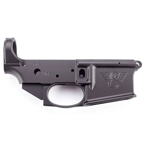 Wilson Combat AR-15 lower receiver i 7075-T6 aluminium med lukket avtrekkerbeskyttelse, anodisert for holdbarhet og korrosjonsbeskyttelse.
