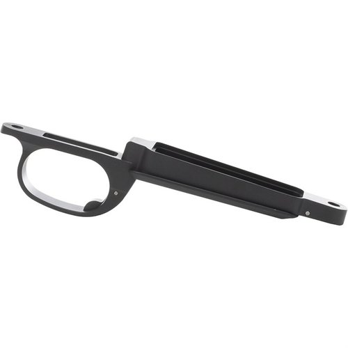 Remington Bottom Metal for 700 Alpha One girder er en lett og holdbar aluminiumskomponent med svart anodisert finish, perfekt for presis passform og pålitelig mating.