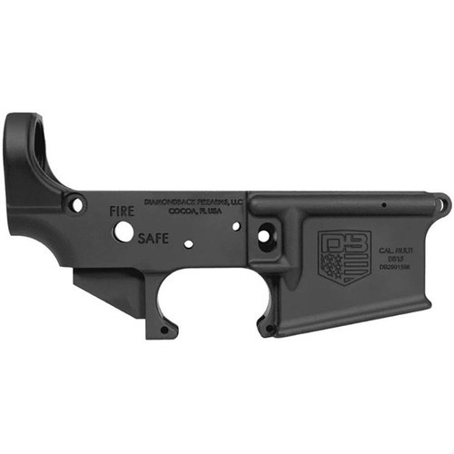 Diamondback DB15 Multi-Caliber Stripped Lower Receiver gir et solid fundament for AR-15 bygg, laget av 7075-T6 aluminium med slitesterk matte svart finish.