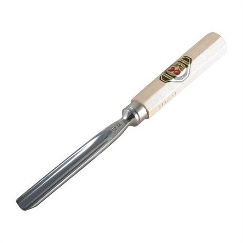 TWO CHERRIES chisel med 12mm kuttebredde har herdet tysk stål for overlegen styrke og skarphet, samt hornbeam-håndtak med stålringer som forhindrer sprekkdannelser.