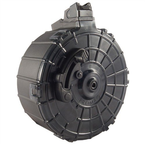 SAIGA 12 DRUM MAGAZINE fra PRO MAG gir høy kapasitet for konkurranse og rekreasjon, laget av slitesterk polymer, med enkel lasting og beskyttelse mot smuss.