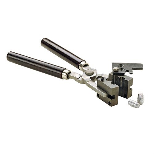 BULLET MOULD HANDLES fra RCBS har solide stålrammer og ekstra lange, premium trehåndtak for komfort, perfekt for hjemmelaging av kuler. Passer alle RCBS bullet moulds.