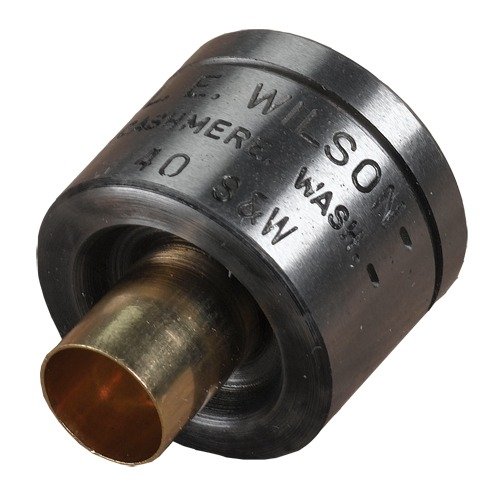 Wilson Case Holders sikrer presis trimming og bearbeiding av pistolpatroner, med solid feste og muligheter for reaming og deburring.