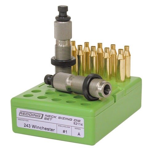 Redding Neck Sizing Die Set 243 Win inkluderer to die, med en decapping rod assembly og neck expander button, samt en Seating Die med bullet guide og crimp ring.