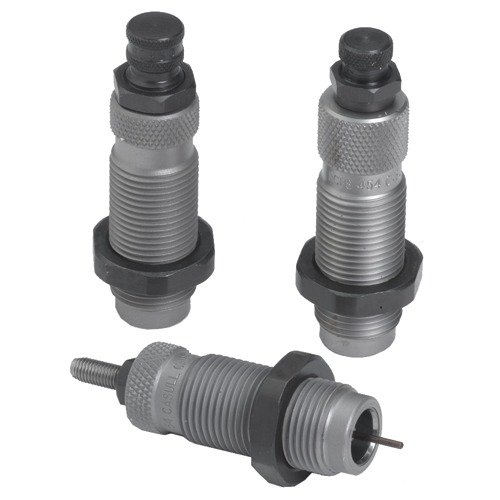 RCBS 3-DIE CARBIDE SET for 45 Colt gir deg en carbide sizer die som eliminerer behovet for smøring, samt expander og seater die for presis håndtering.