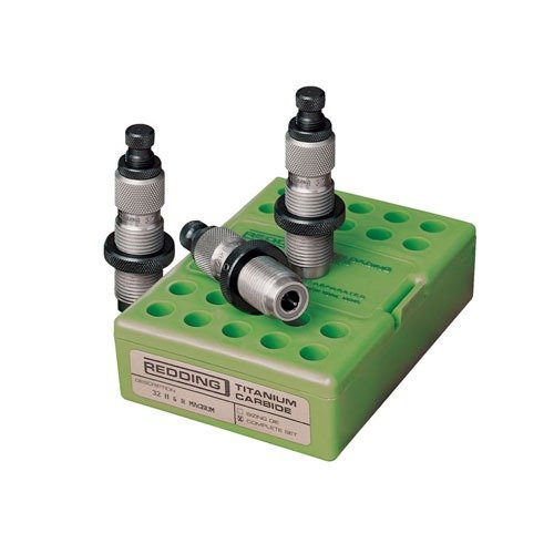 Redding Carbide 3-Die Set for 38 Special/357 Mag tilbyr en slitesterk Titanium Carbide sizing die, ekspander die og bullet seating die med innebygd crimp for lubeless resizing.