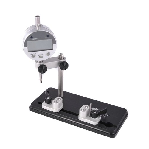 Sinclair Concentricity Gauge er enkel å bruke, ekstremt nøyaktig, og passer for hylser opp til 50 BMG, med justerbare lagre for presis måling.