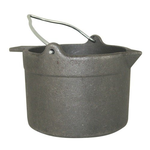 Denne 10 LB. CAST IRON LEAD POT fra LYMAN er robust, tippsikker og kan brukes med enhver varmekilde for å smelte bly. Den har en praktisk, anti-drypp helletut og flat bunn.
