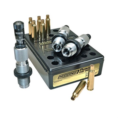 Redding Premium Deluxe Die Set gir økt presisjon med Carbide Size button for enkel resizing og Bullet Micrometer Seating Die for nøyaktig justering av kulehøyde.