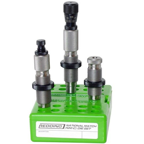 Redding National Match Die Set for 6.5mm Creedmoor inkluderer Full Length Sizing Die, Taper Crimp Die og Competition Bullet Seater, perfekt for seriøse matchskyttere.