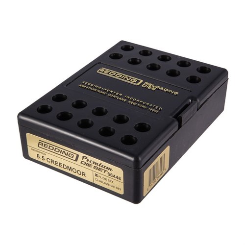 Redding 6.5mm Creedmoor Premium Die Set inkluderer Full Length sizing die og Seating Die med Micrometer Seat Stem, perfekt for presis håndlading uten ekstra tilbehør.