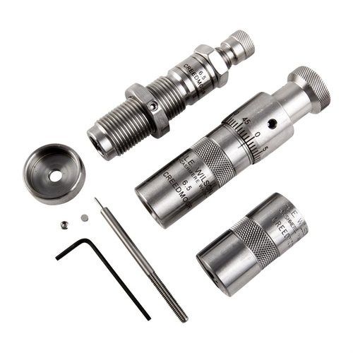 L.E. Wilson Bushing Full Length Die Kit gir presis omforming av hylser med justerbar dybde, perfekt for 6.5 Creedmoor, inkludert hylse- og lengdemåler.