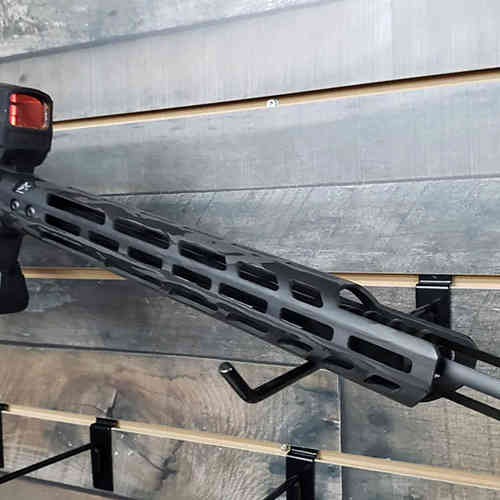 Brekke Custom Comp X Handguard er lett, komfortabel og gir raskere overganger. Den har et cutout for compensator og støtter M-Lok tilbehør.