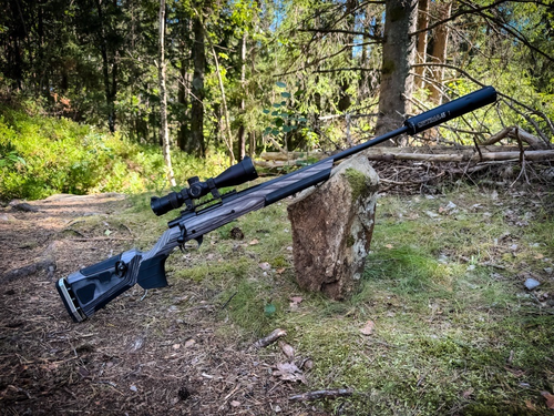 Få alt du trenger for jakt og skyting med NJFF Komplett Riflepakke - Howa At-One, inkludert Howa 1500 SA i 308, Boyds At-One stokk og A-Tec Optima demper.