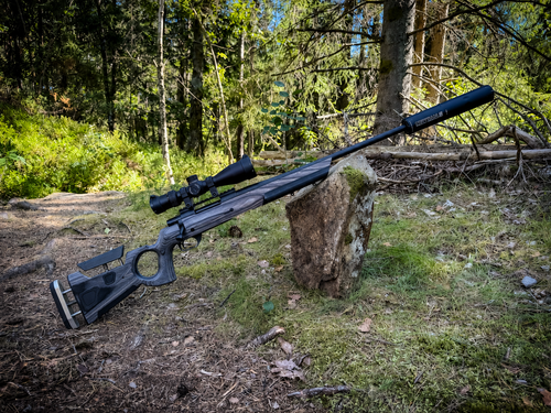 Få alt du trenger for jakt og skyting med NJFF Komplett Riflepakke - Howa Thumbhole, inkludert Howa 1500 SA, Boyds stokk, A-Tec demper og mer!